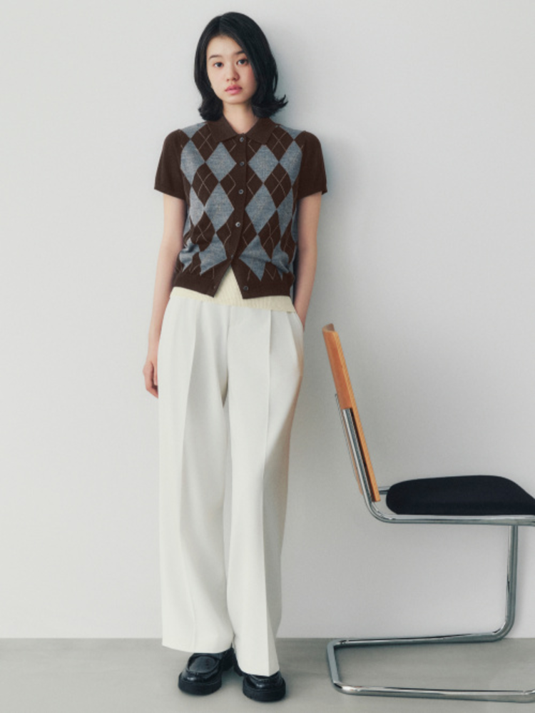 Phối đồ Parisian chic style đơn giản, thanh lịch với áo len họa tiết và quần tây 