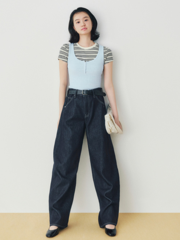 Phối đồ Parisian chic style đẹp với áo breton kết hợp quần jeans ống đứng và giày ballet flats
