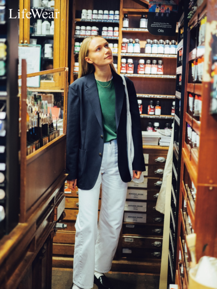 Phối đồ với áo thun form rộng nữ và áo blazer thanh lịch, thời trang 