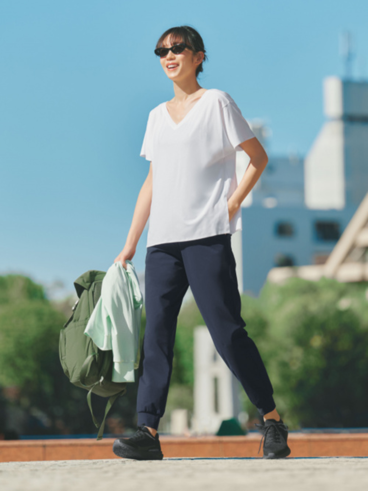 Phối đồ với áo thun form rộng nữ và quần jogger đẹp, tinh tế, phong cách 