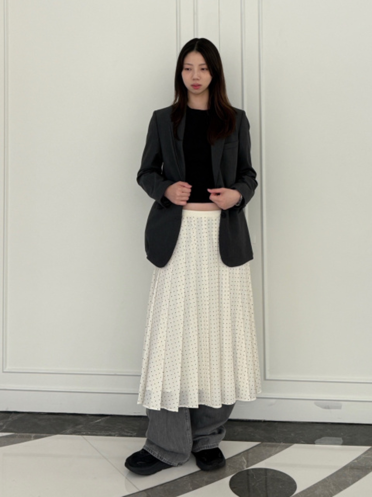 Phối áo blazer với croptop mang lại tinh thần trẻ trung và hiện đại