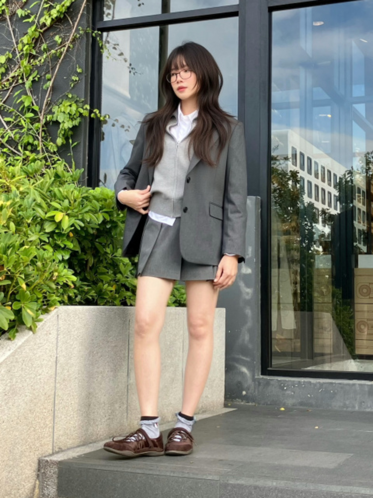 Phối áo blazer nữ và chân váy ngắn trẻ trung 