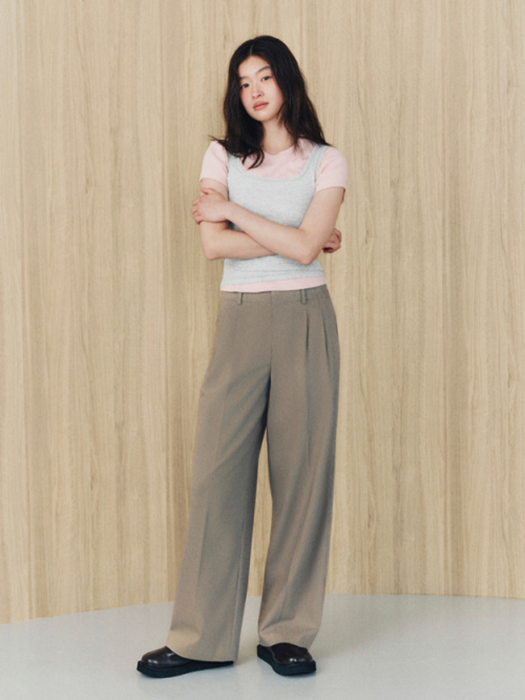 Outfit đi chơi thanh lịch, nhẹ nhàng với quần tây ống rộng và áo thun basic