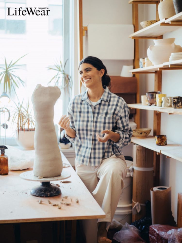 Outfit đi chơi cho nữ đơn giản, thanh lịch với áo sơ mi vải dạ, áo thun và quần ống rộng