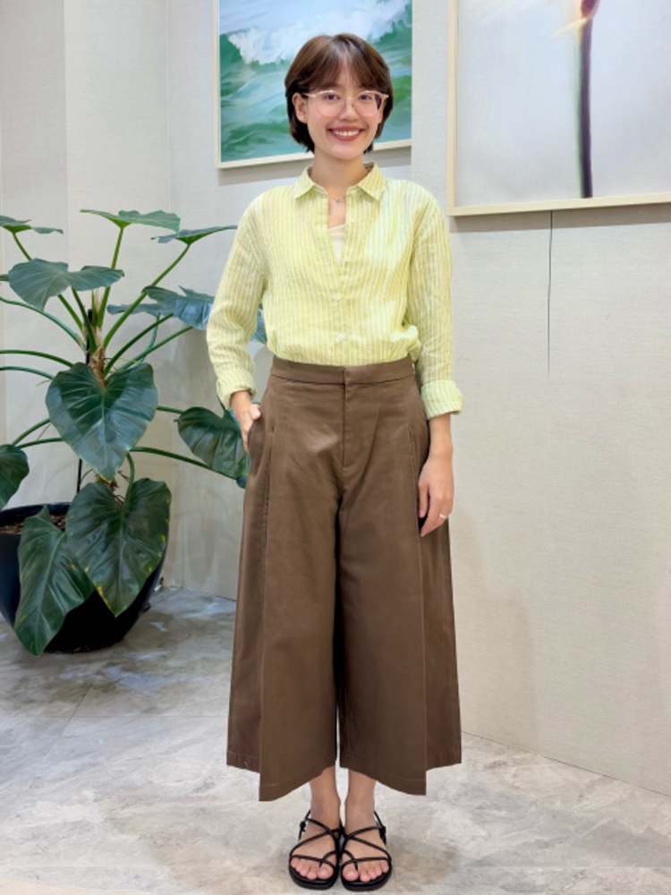 Áo sơ mi linen kẻ sọc phù hợp với phong cách thời trang thanh lịch, hiện đại 