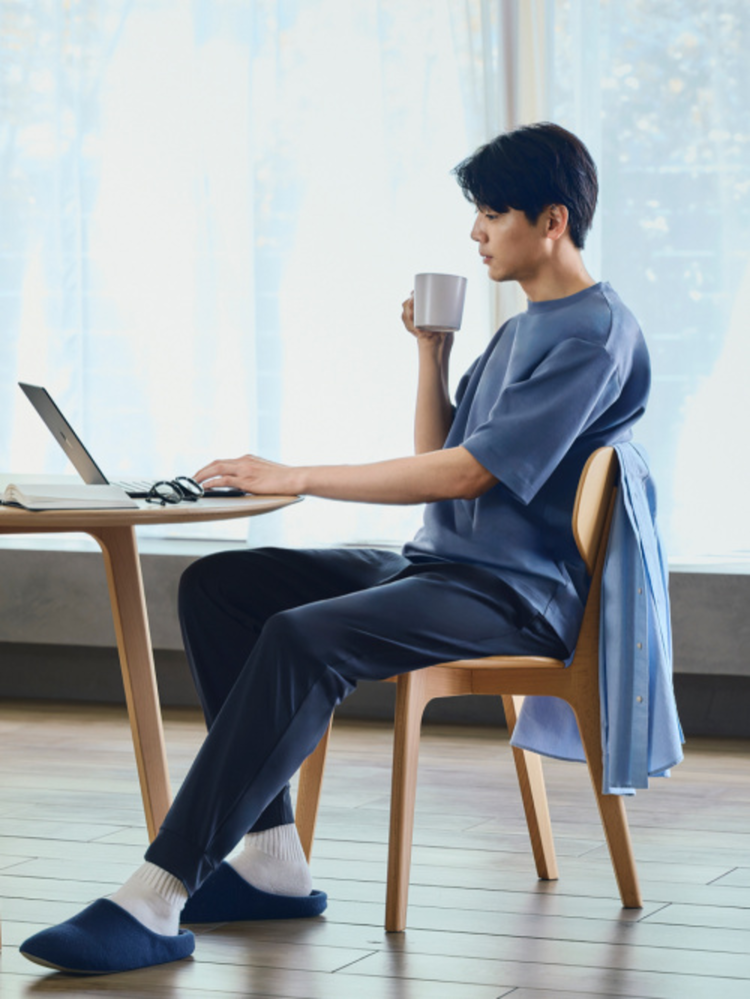 Monochrome xanh navy mang đến vẻ ngoài lịch lãm, nam tính và hiện đại