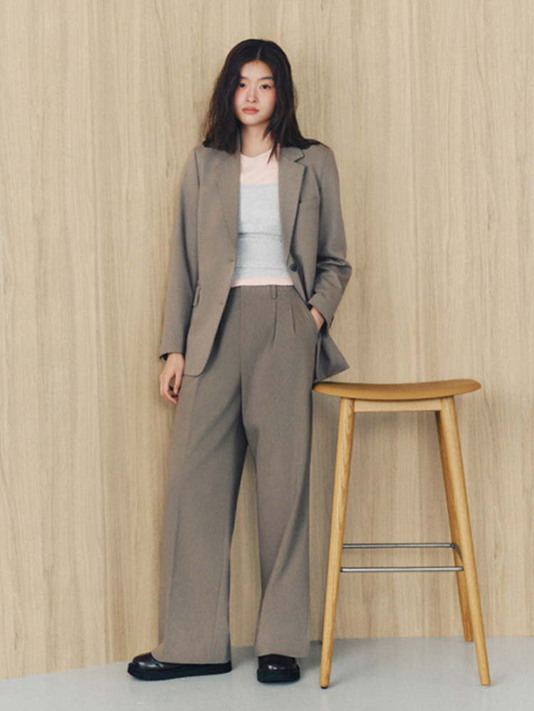 Áo blazer là món đồ không thể thiếu trong tủ đồ của các cô nàng