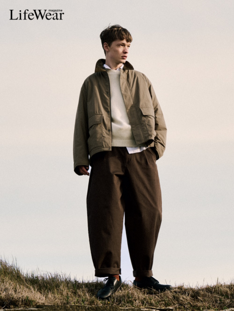 Set đồ áo len màu be với quần kaki màu cafe phù hợp trong những ngày se lạnh