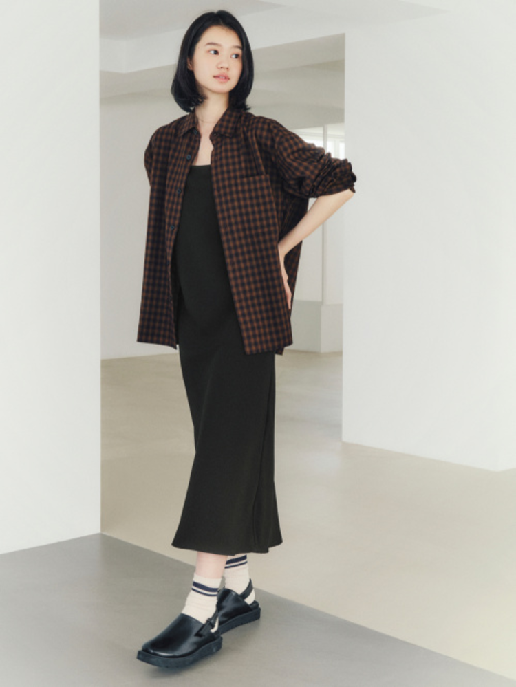 Phối áo sơ mi form rộng với váy 2 dây tạo nên set đồ năng động, sành điệu 