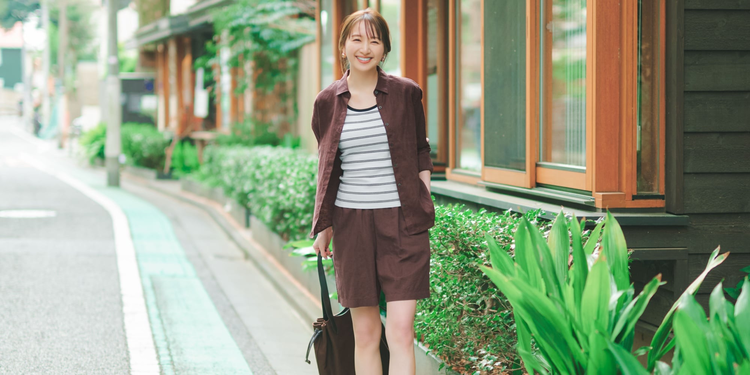 Phối đồ với quần short nữ và áo sơ mi trẻ trung, chỉn chu 