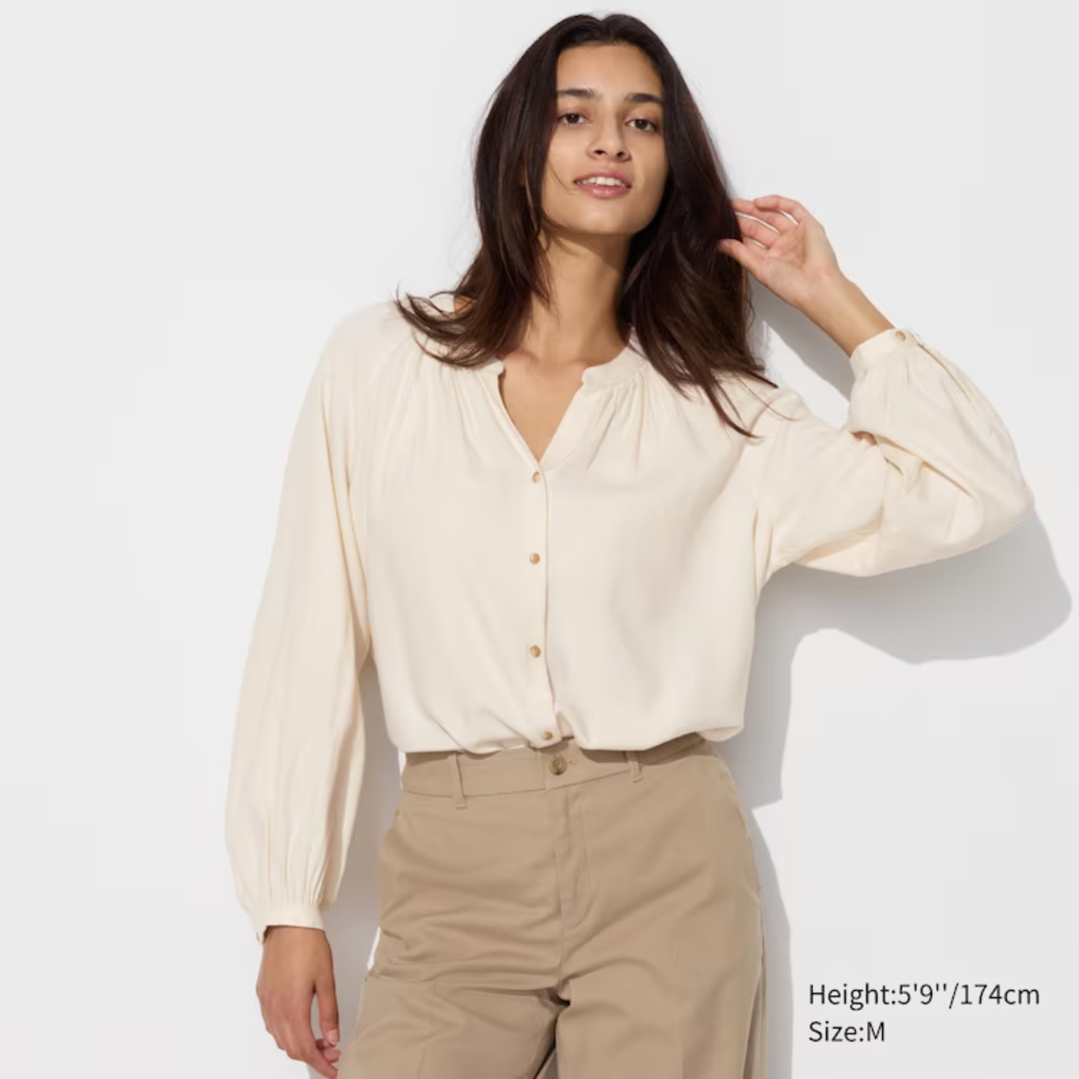 Mẫu áo sơ mi tay phồng cách điệu, mang lại vẻ ngoài nữ tính, nhẹ nhàng