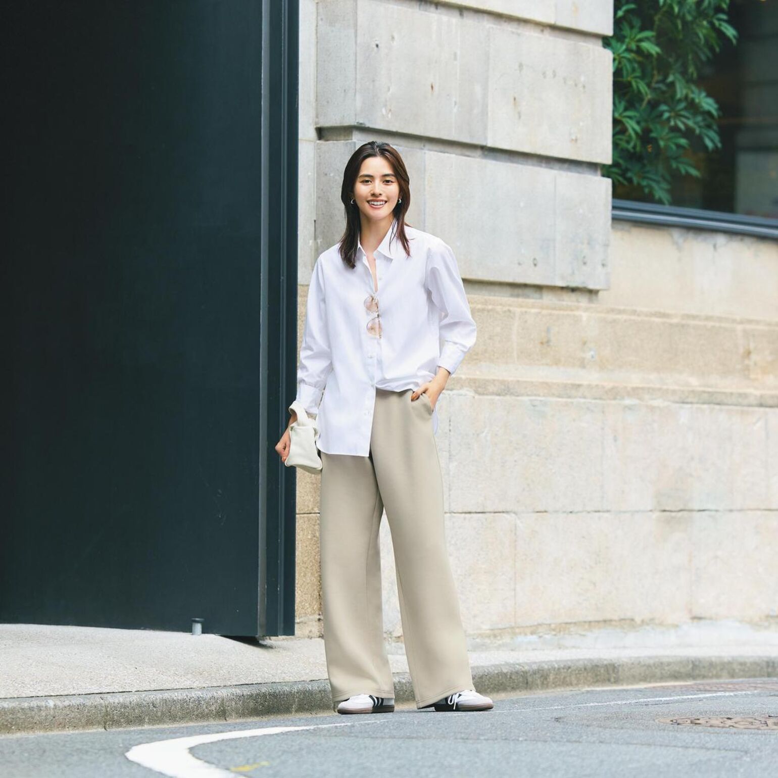 Mẫu kiểu áo sơ mi sang chảnh màu trắng cơ bản thời trang, đẹp mắt