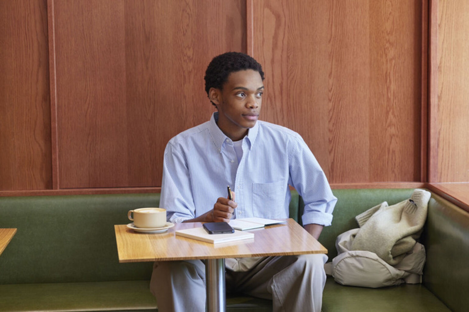 Những mẫu áo sơ mi nam đẹp nhất hiện nay - Áo sơ mi kẻ sọc trẻ trung