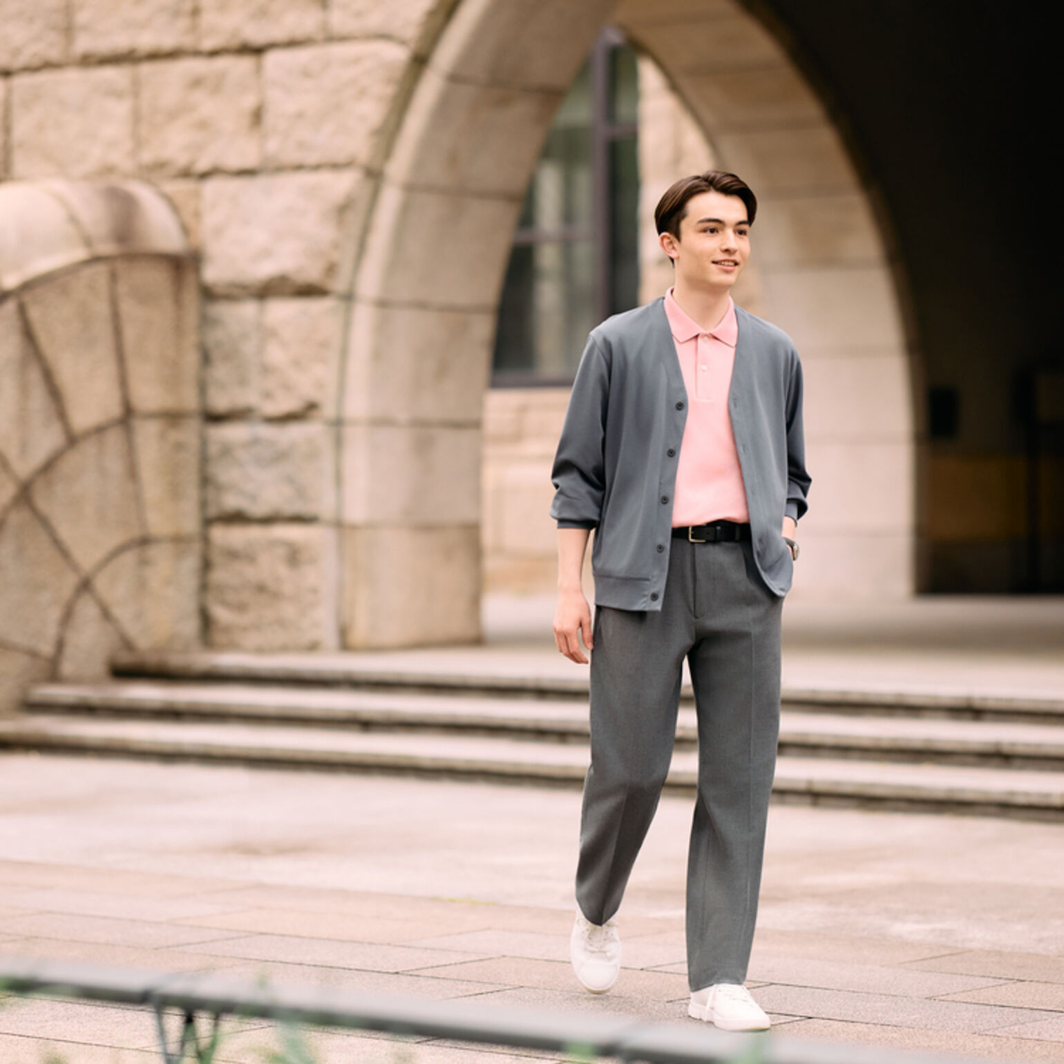 Phối quần áo nam màu xám và hồng cuốn hút, hiện đại