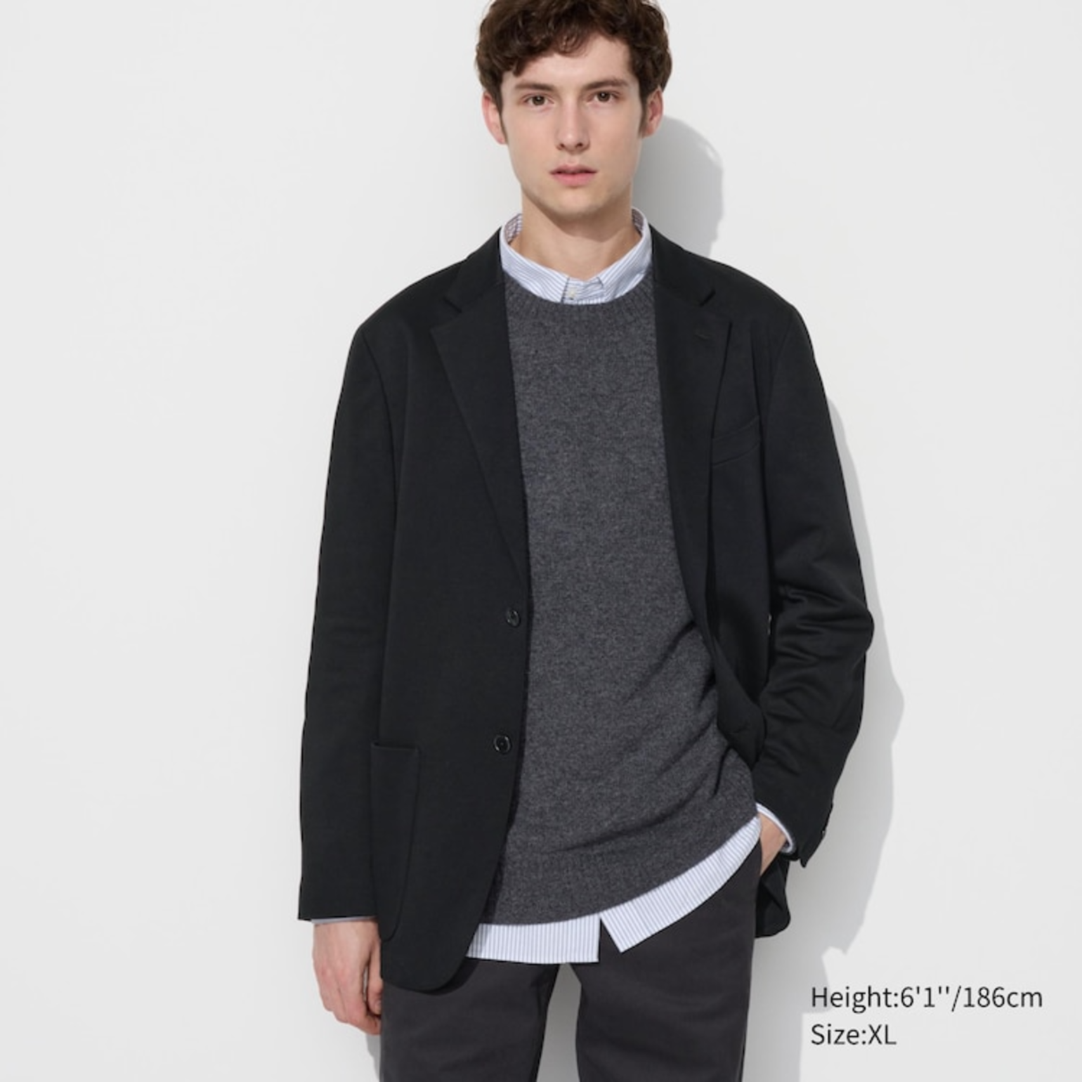 Phối quần áo nam màu xám với đen đơn giản, nam tính