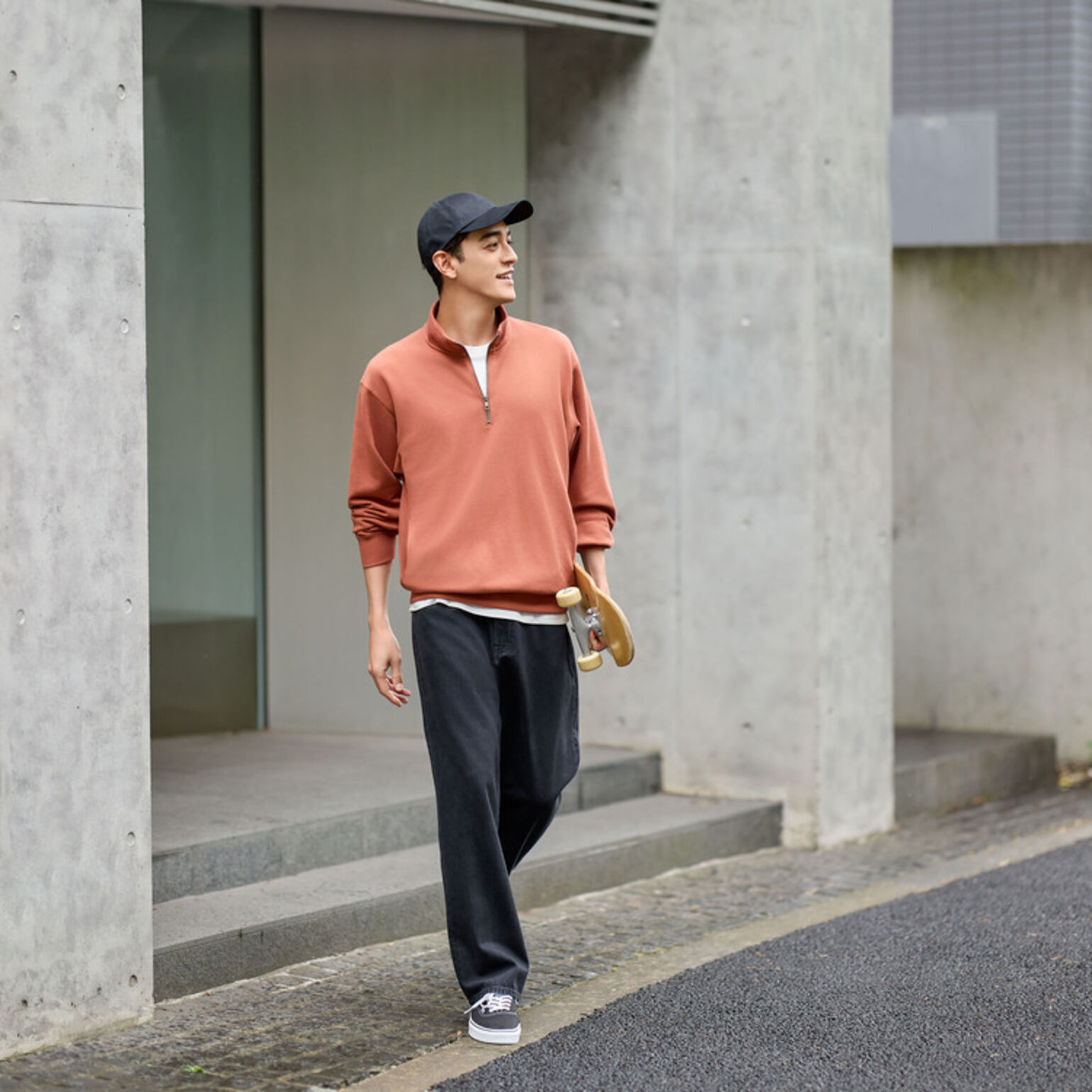 Phối màu quần áo nam đẹp, năng động với màu cam với nâu hoặc đen