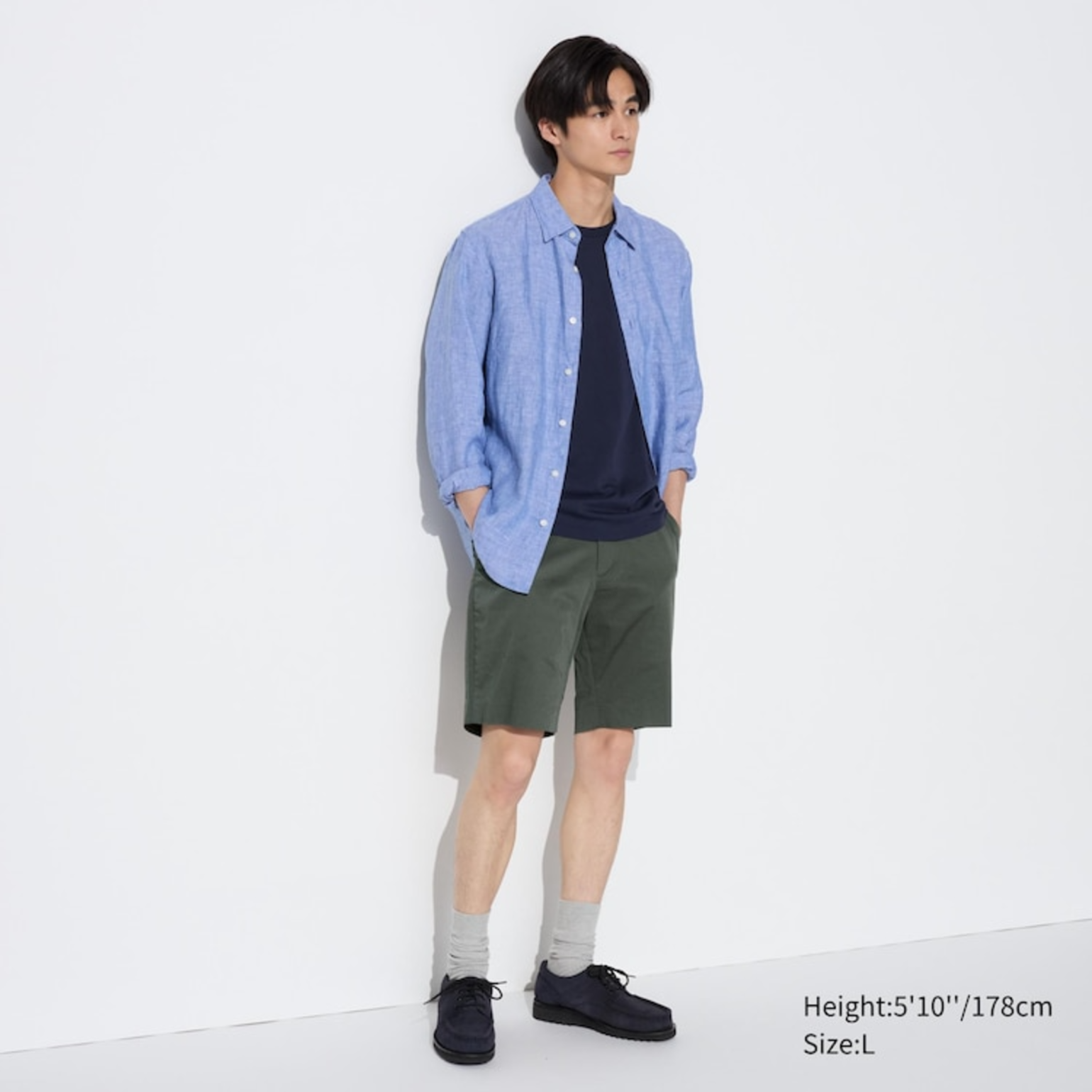 Phối màu quần áo nam xanh và kaki tạo vẻ ngoài mạnh mẽ, nam tính