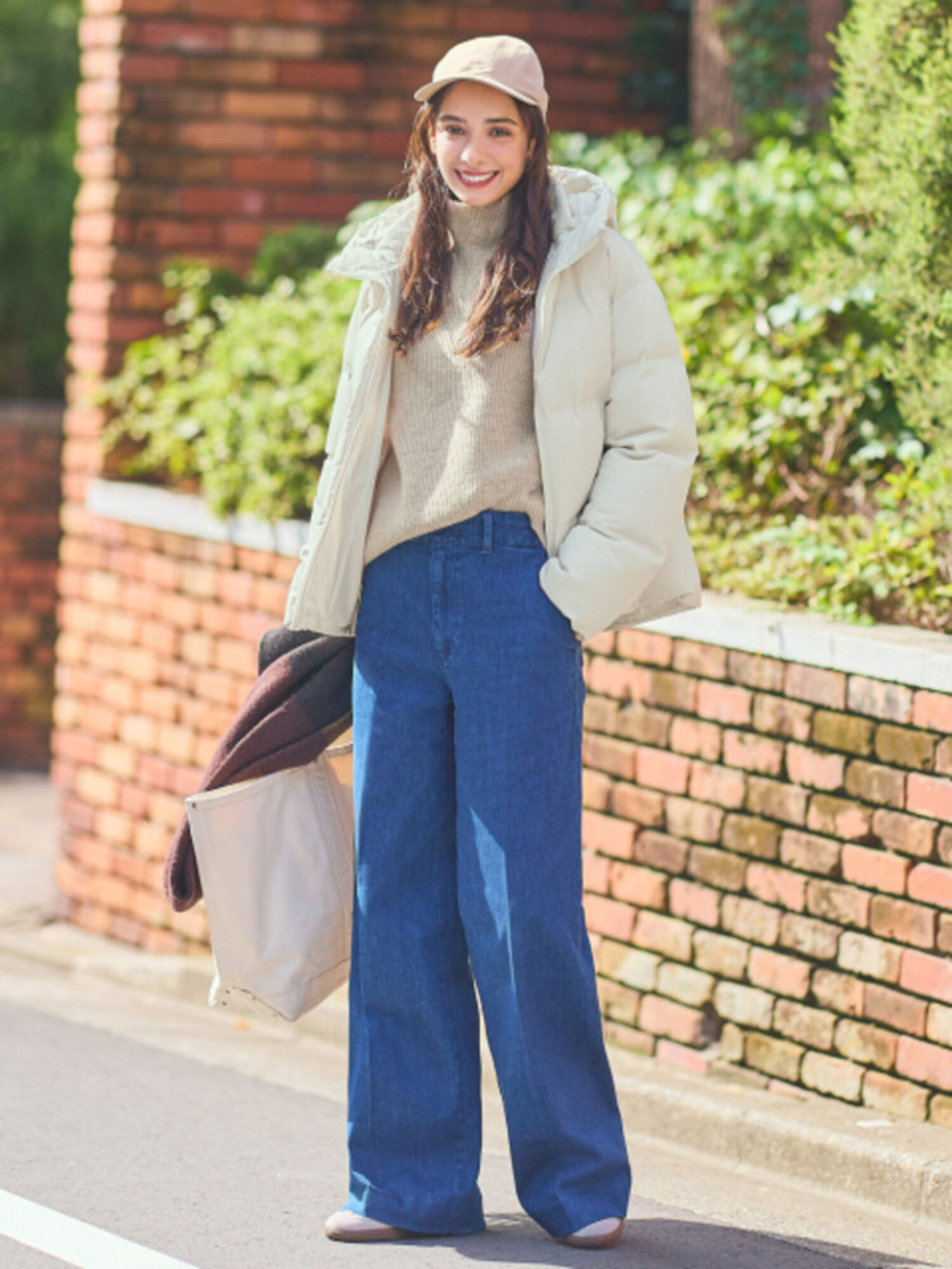 Phối đồ đi chơi Noel năng động với áo len cổ lọ và quần jean