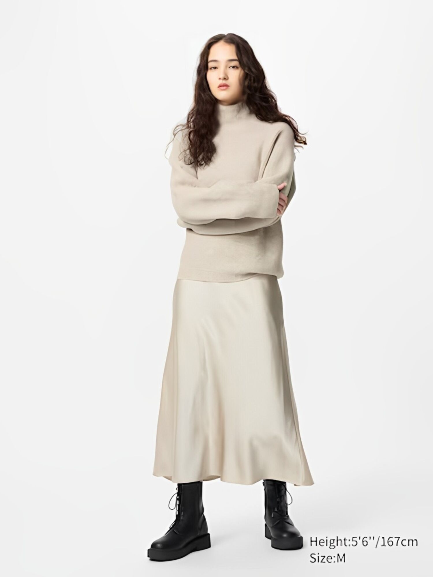 Phối đồ đi chơi Noel với áo len sweater và chân váy đẹp