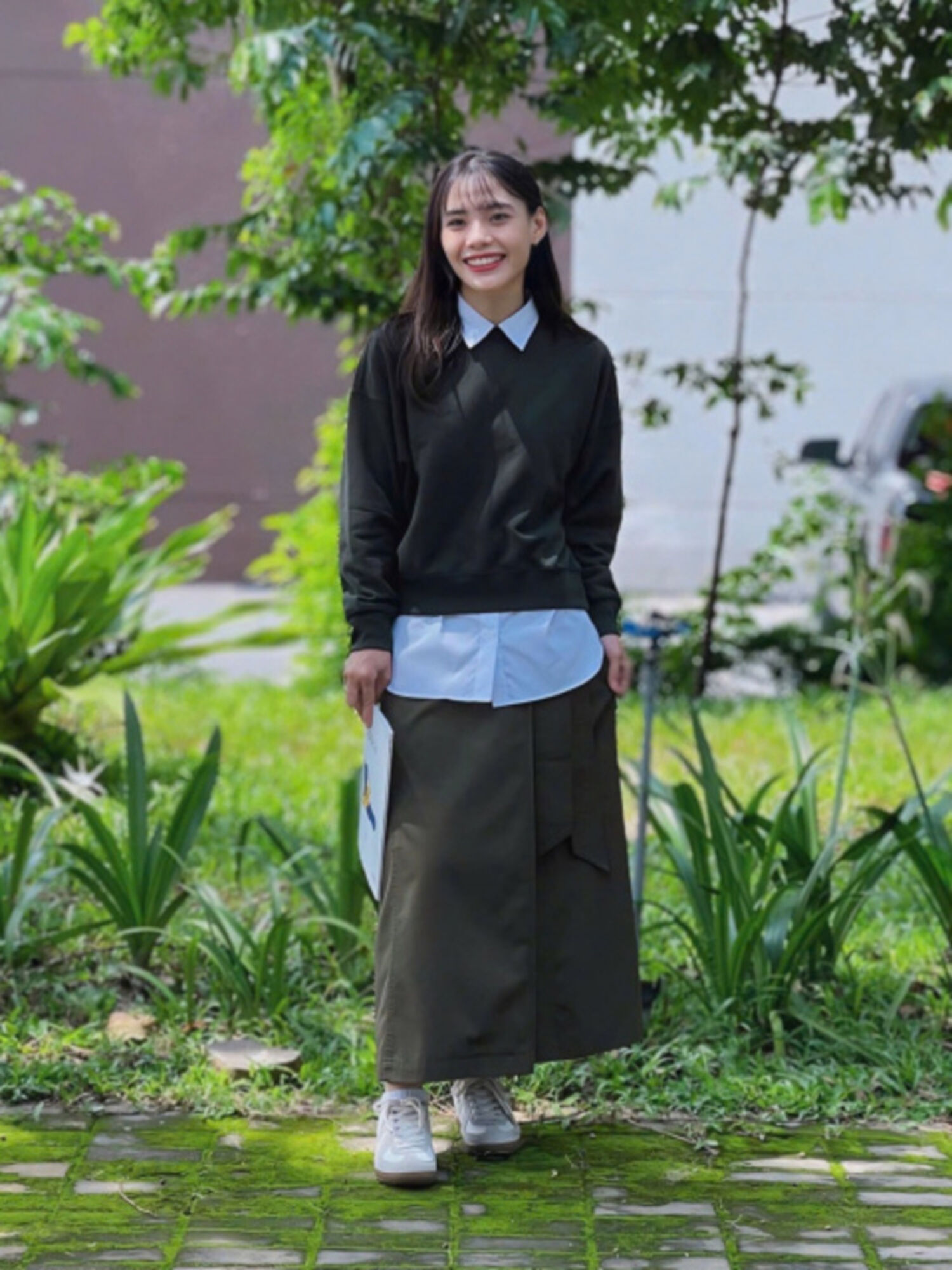 Phối đồ đi chơi Noel với áo sơ mi, áo nỉ và chân váy dài xẻ tà thời trang