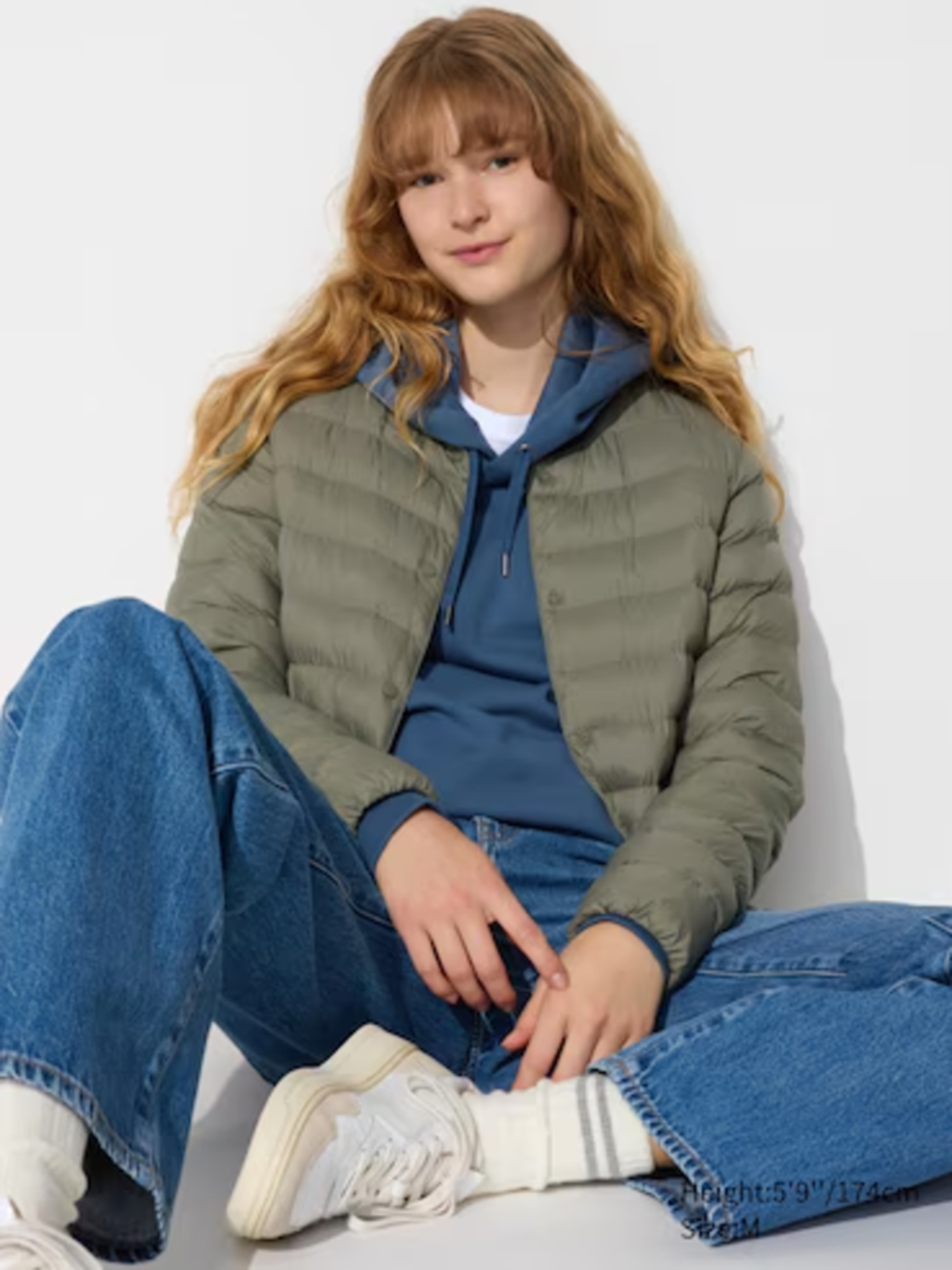 Phối đồ đi chơi Noel  trẻ trung, năng động với áo hoodie và áo khoác phao