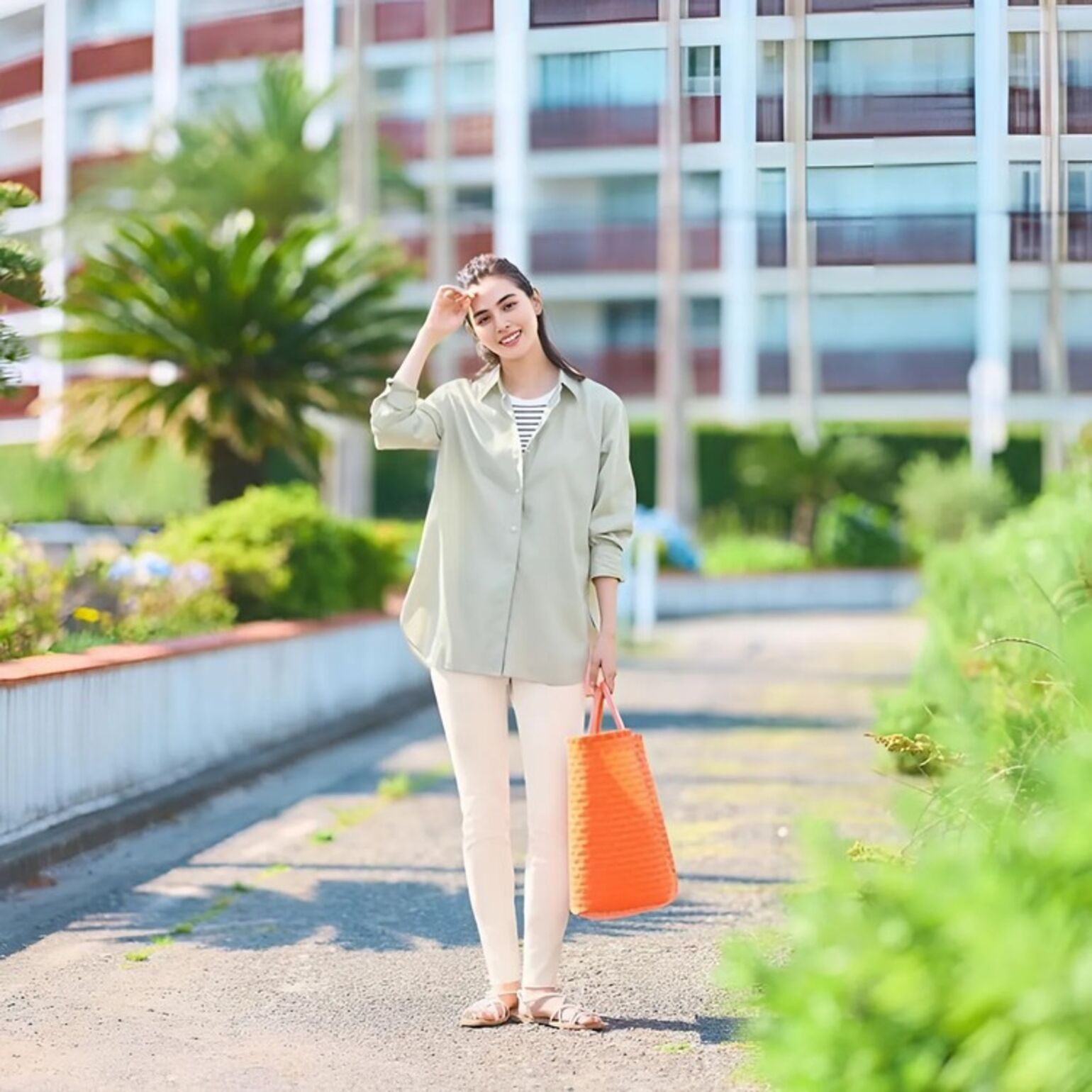 Phối đồ với Áo Sơ Mi Vải Cotton và Quần Leggings Siêu Co Giãn năng động, tôn chân cực tốt 