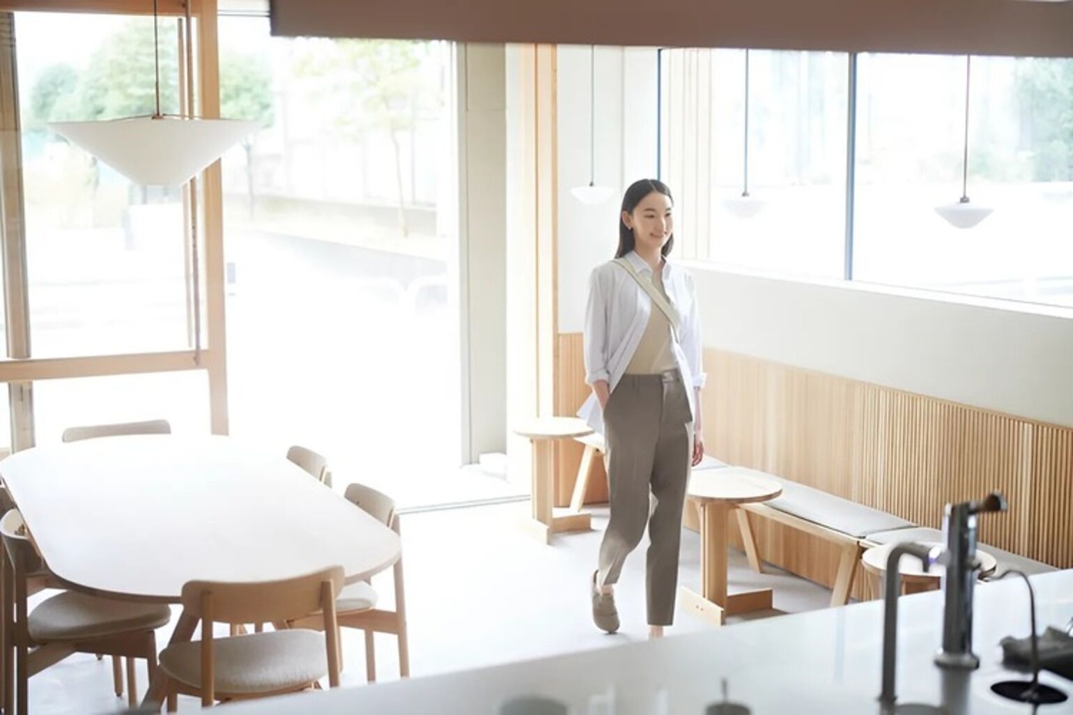 Phối đồ với áo sơ mi và quần tây là lựa chọn tuyệt vời cho cô nàng công sở