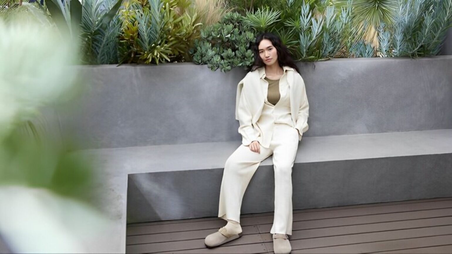 Phối đồ với áo sơ mi Vải Dạ và Áo Len Sợi Souffle Cổ Cao sành điệu, hiện đại