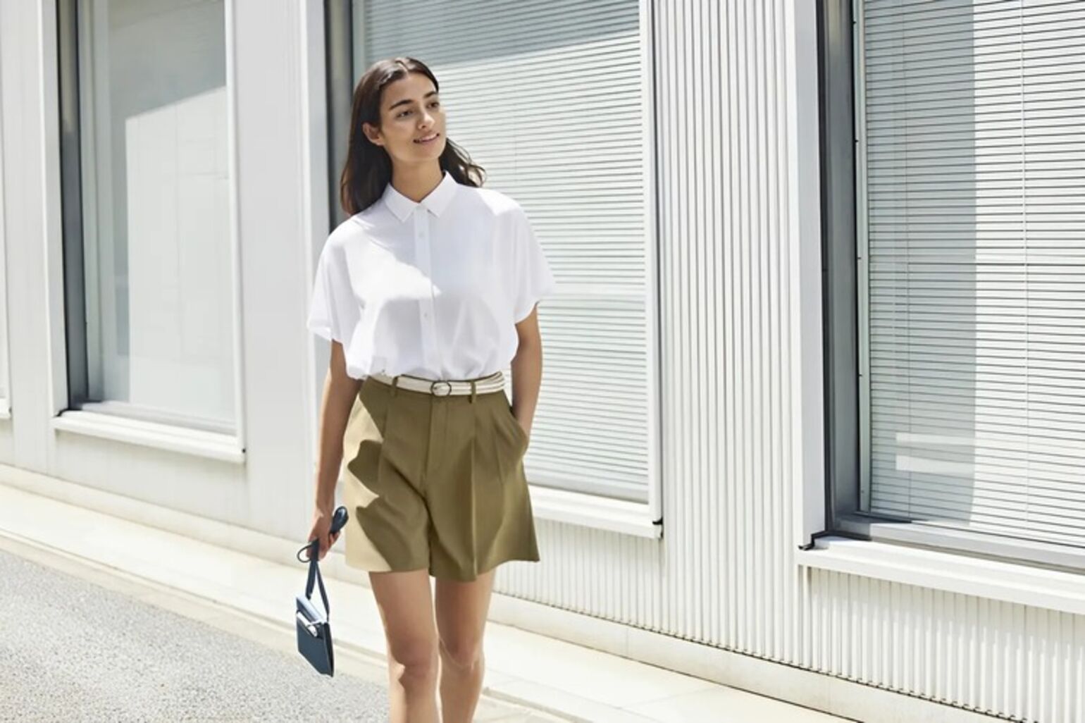 Phối đồ với áo sơ mi và quần short trẻ trung, năng động