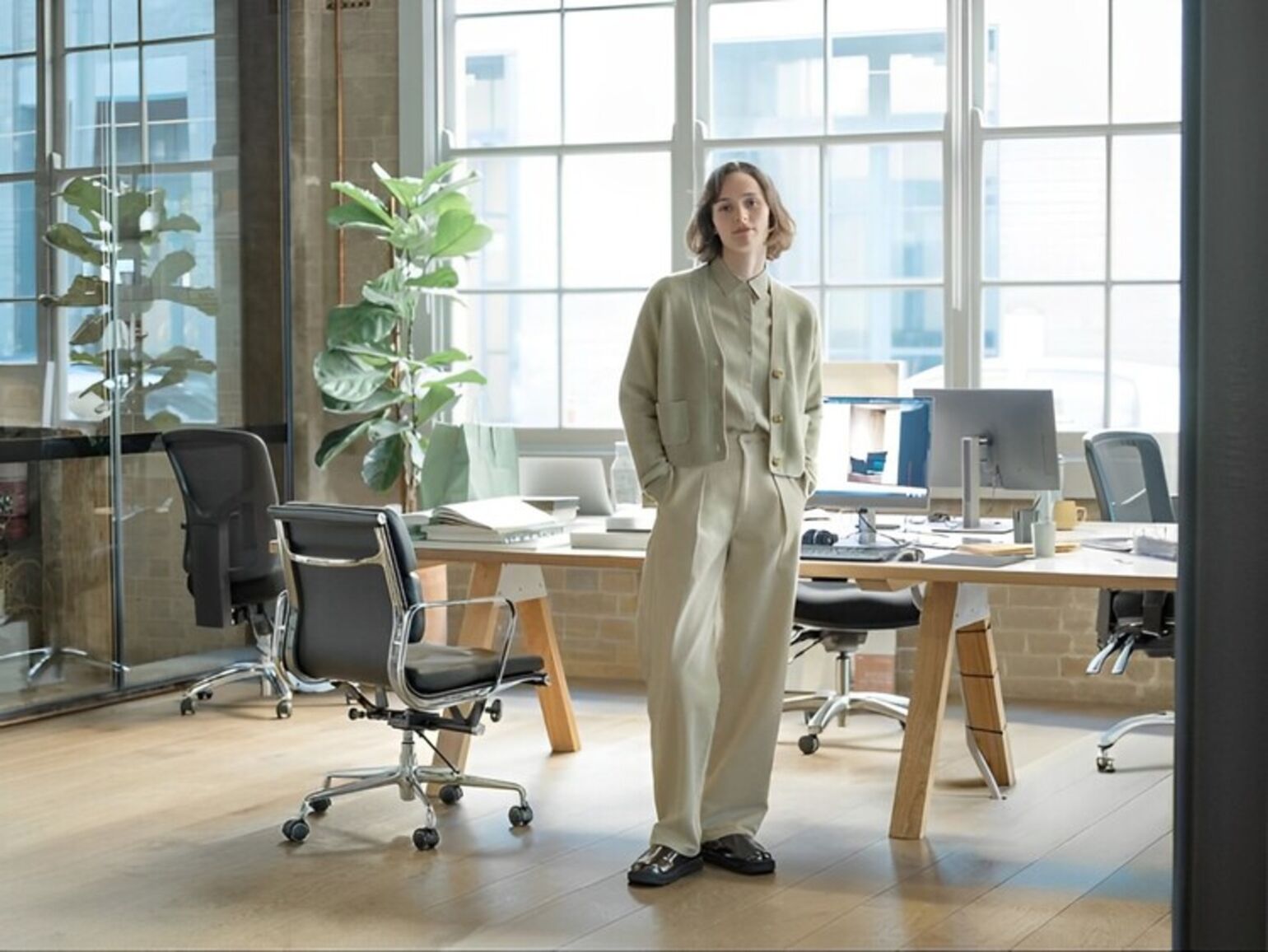 Phối đồ với áo sơ mi và áo cardigan đẹp, thanh lịch