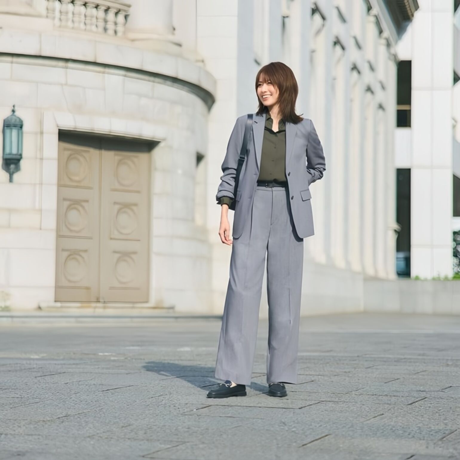 Phối đồ với áo sơ mi và áo blazer thanh lịch, thu hút ánh nhìn