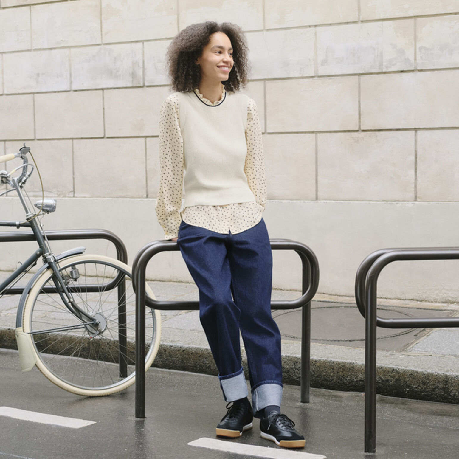 Phối đồ với áo sơ mi và áo gile năng động, ứng dụng cao