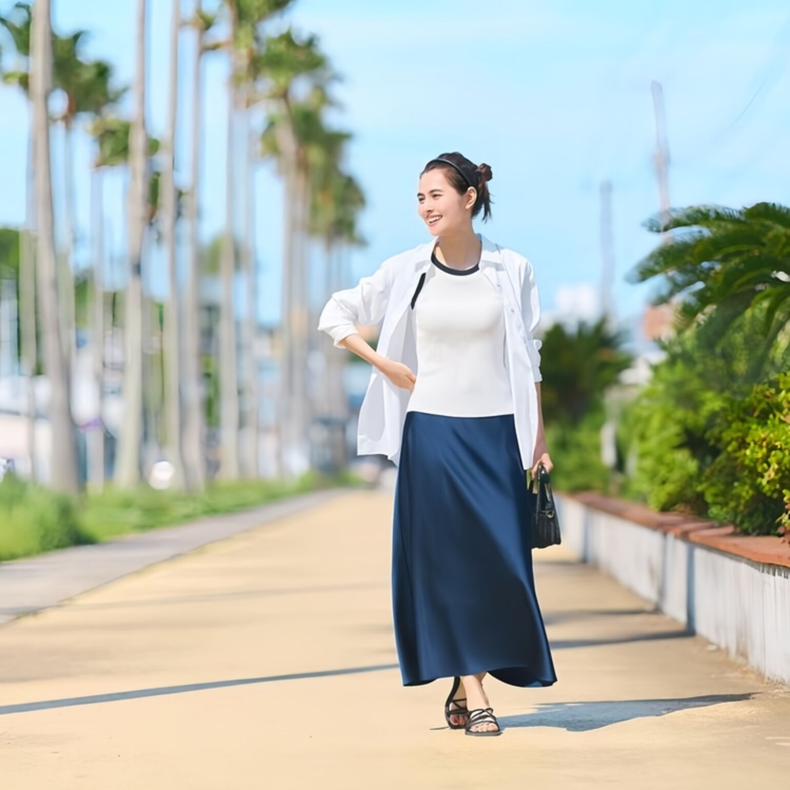 Phối đồ với Áo Sơ Mi Vải Cotton và Chân Váy Xòe Thắt Lưng cá tính, cuốn hút