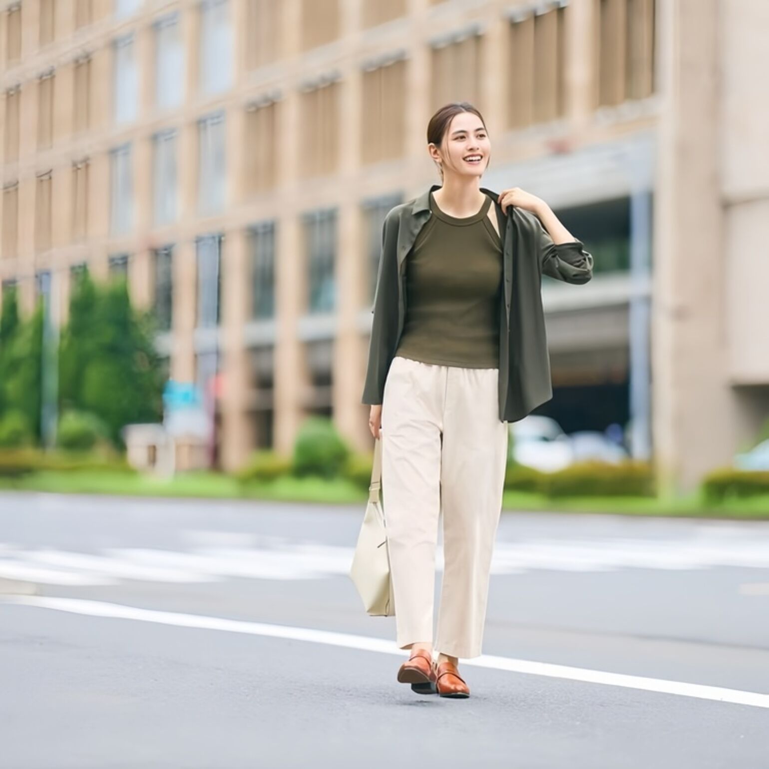 Phối đồ với áo sơ mi và áo bra giúp tôn dáng, đẹp mắt