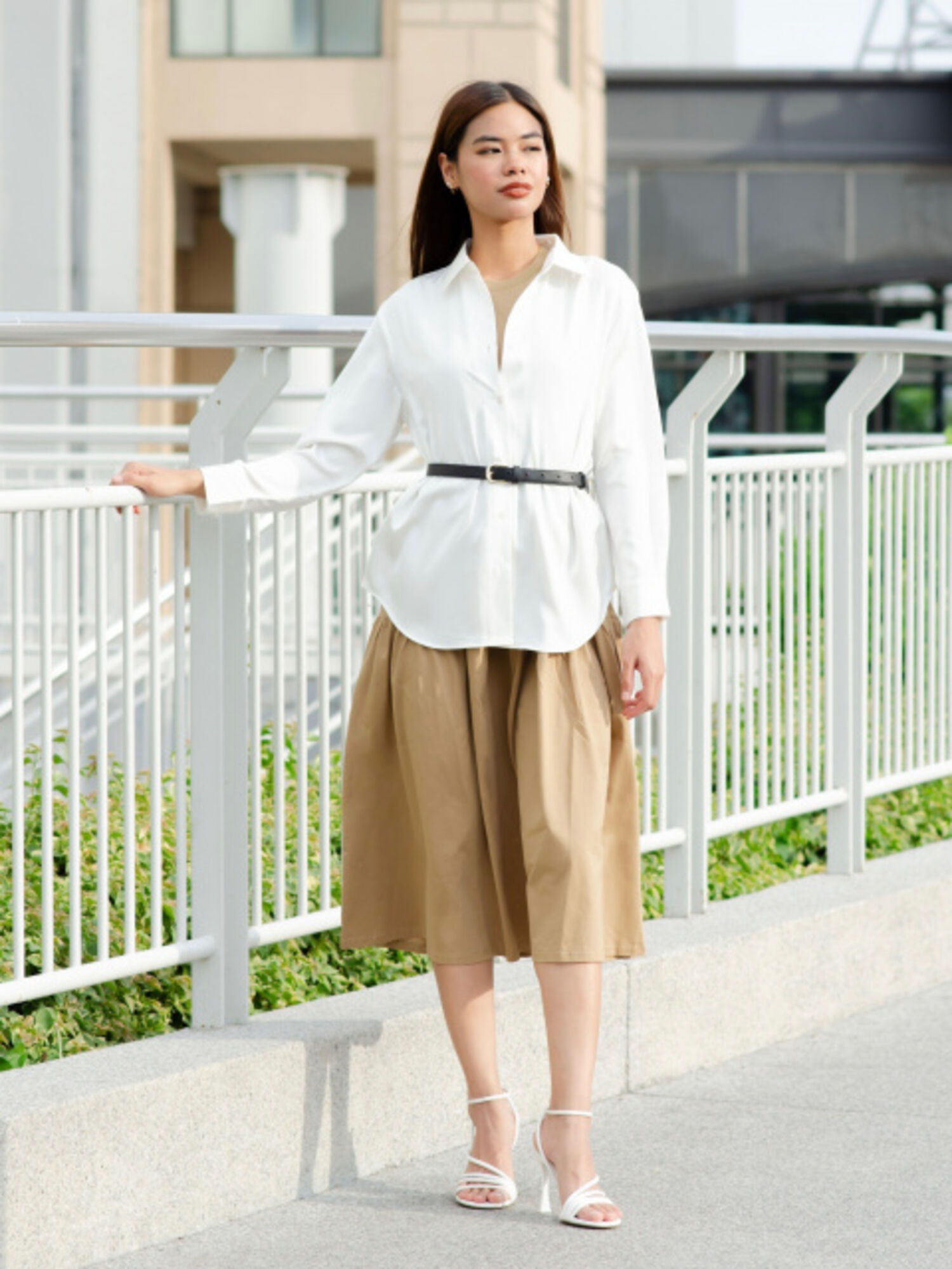 Phối đồ với áo sơ mi và váy 2 dây đẹp, dịu dàng, thanh lịch
