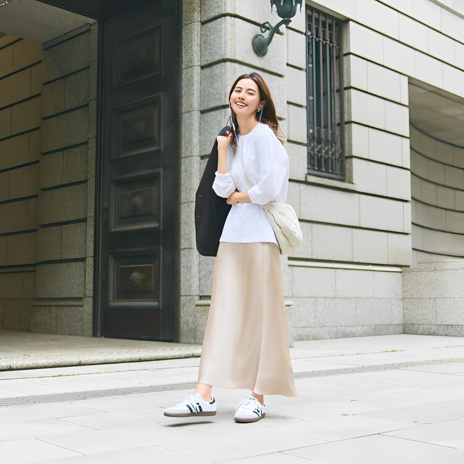 Cách phối đồ với Chân Váy Vải Satin qua gối và áo thun tay dài ấn tượng