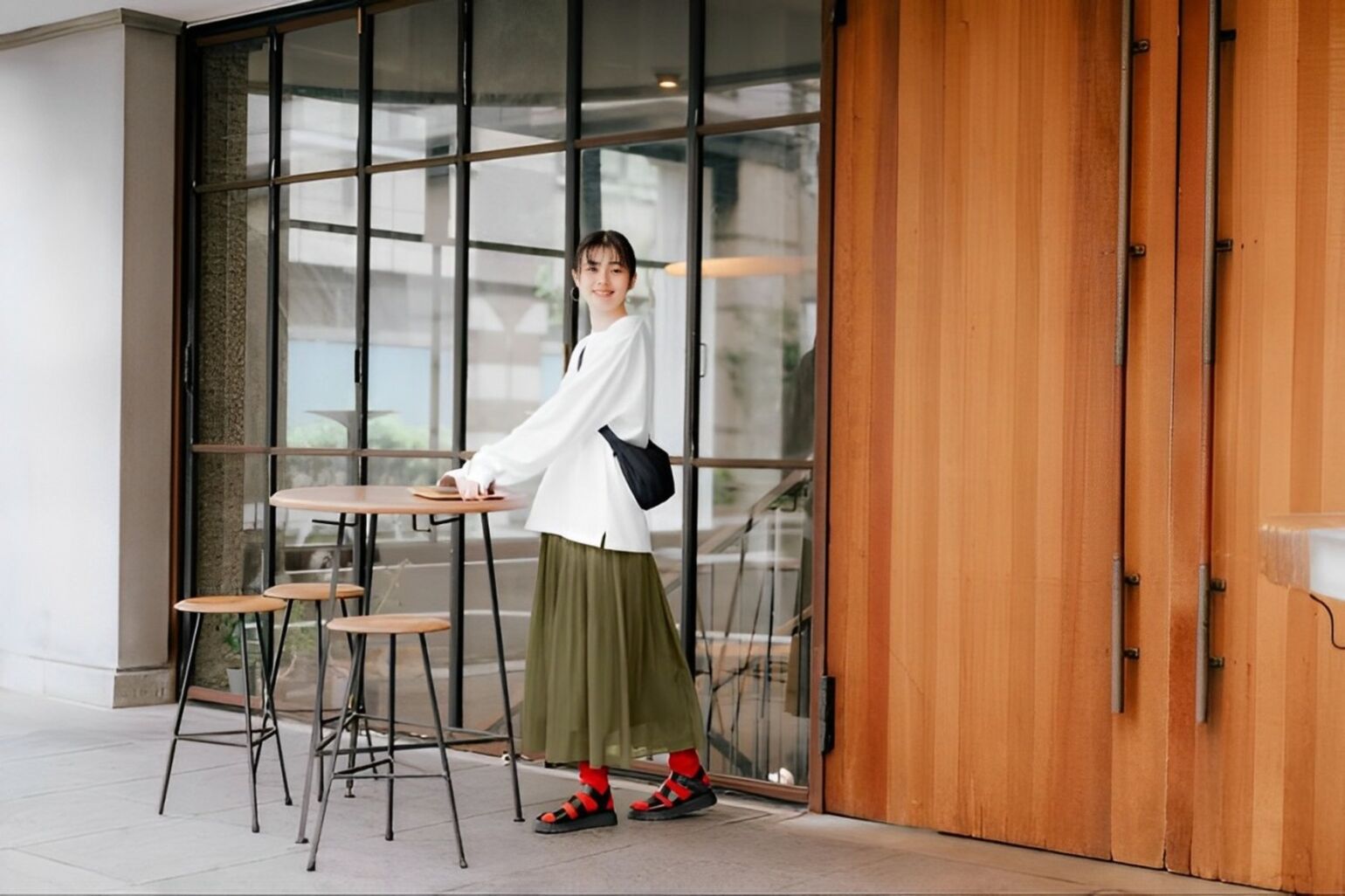 Cách phối đồ với chân váy dài qua gối phù hợp với mọi dáng người 