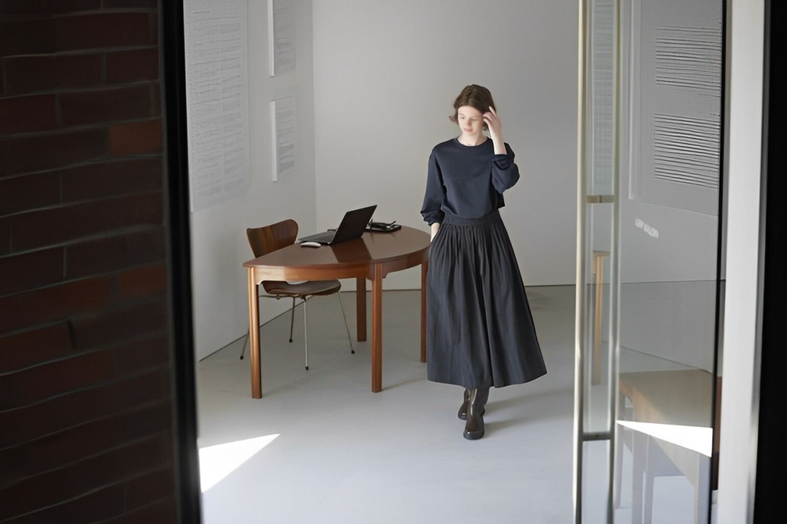 Cách phối đồ với Chân Váy Xếp Nếp Dáng Phồng qua gối với áo nỉ năng động, trẻ trung 