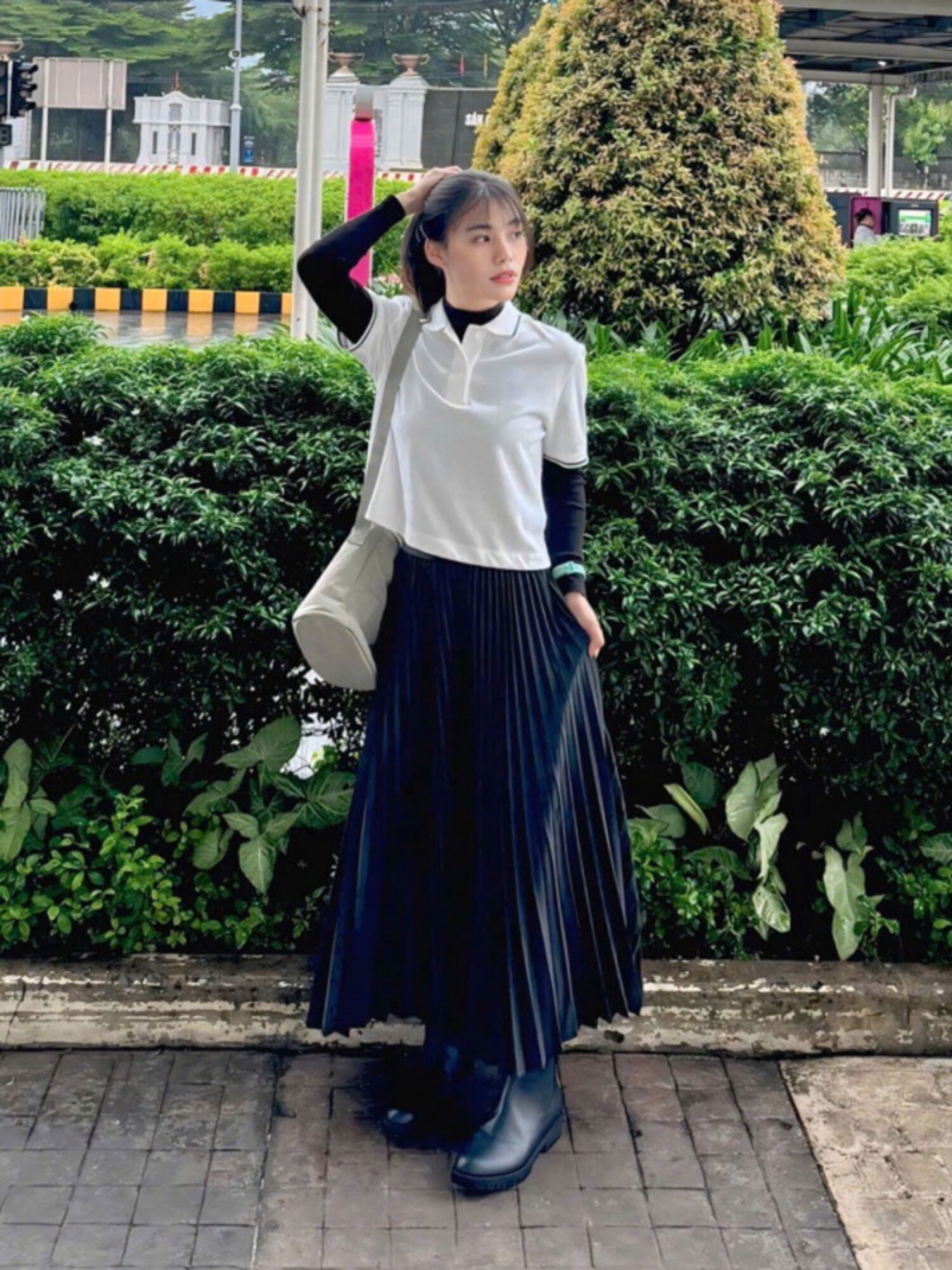 Cách phối đồ với chân váy dài qua gối và Áo Polo Dáng Lửng thanh lịch và năng động