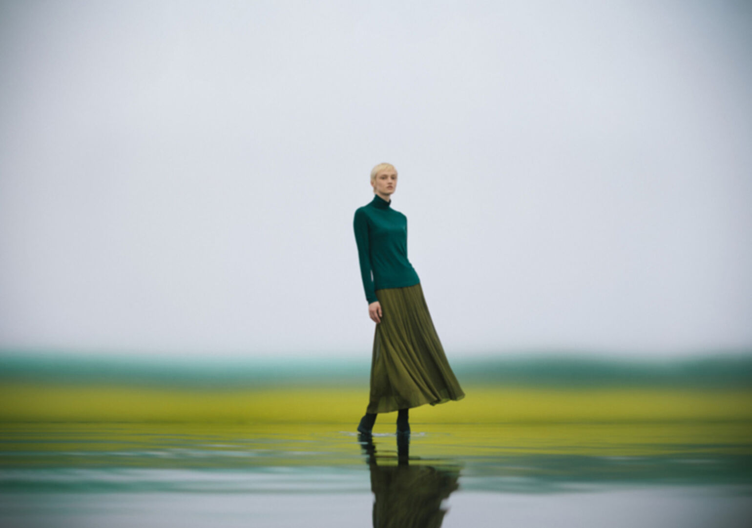 Cách phối đồ với chân váy dài qua gối với áo len ấm áp, nữ tính