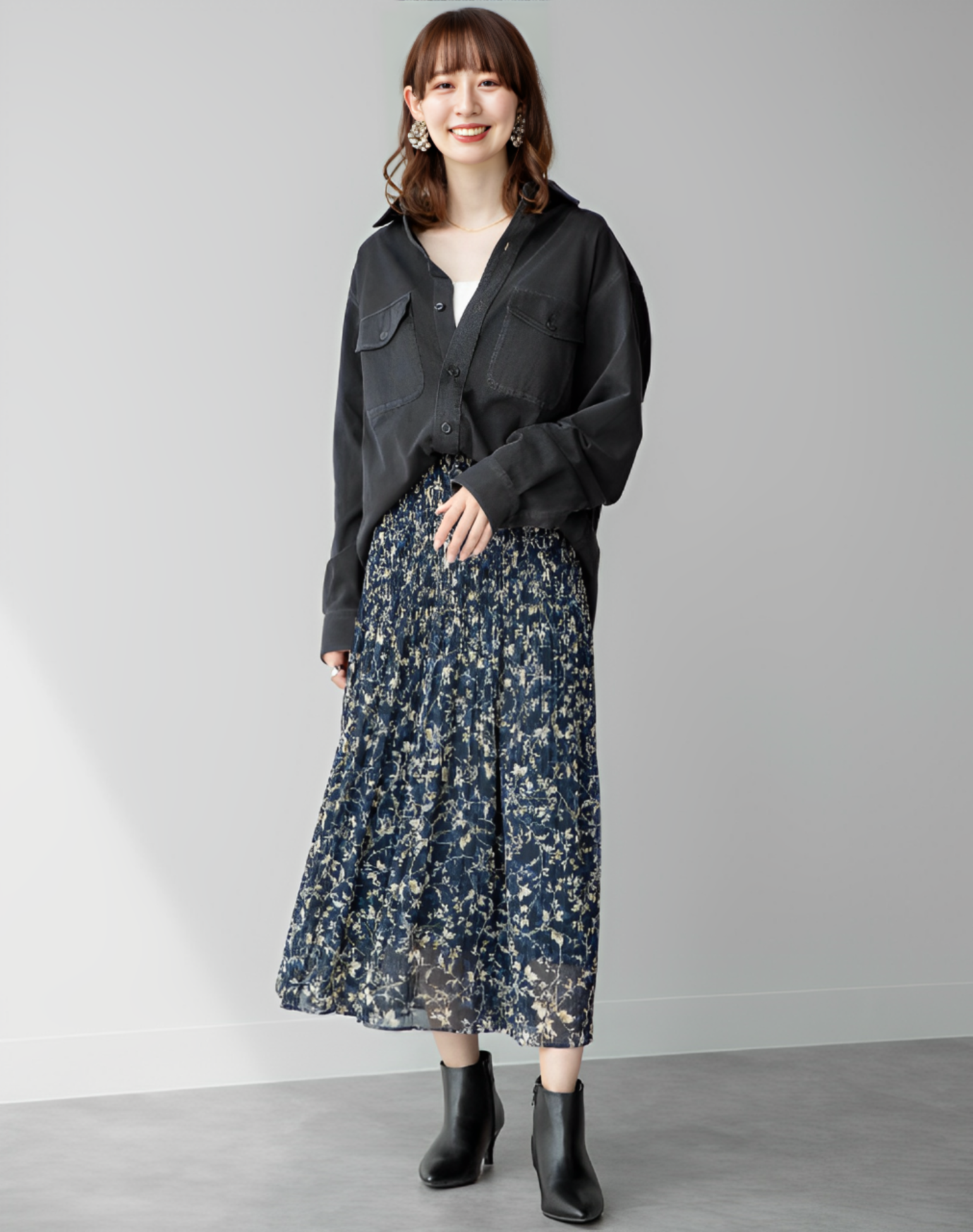 Phối đồ áo sơ mi với chân váy dài qua gối