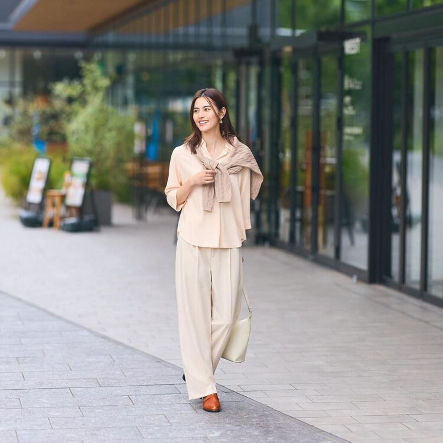 Phối Quần Xếp Ly Ống Rộng với Áo Kiểu Vải Rayon Cổ Mở | Tay 3/4 thanh lịch, ấn tượng 