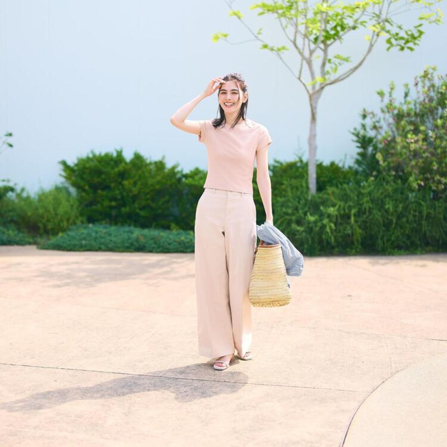 Quần Chino Dáng Rộng và Áo Thun Mini là sự kết hợp đơn giản, đẹp mắt 