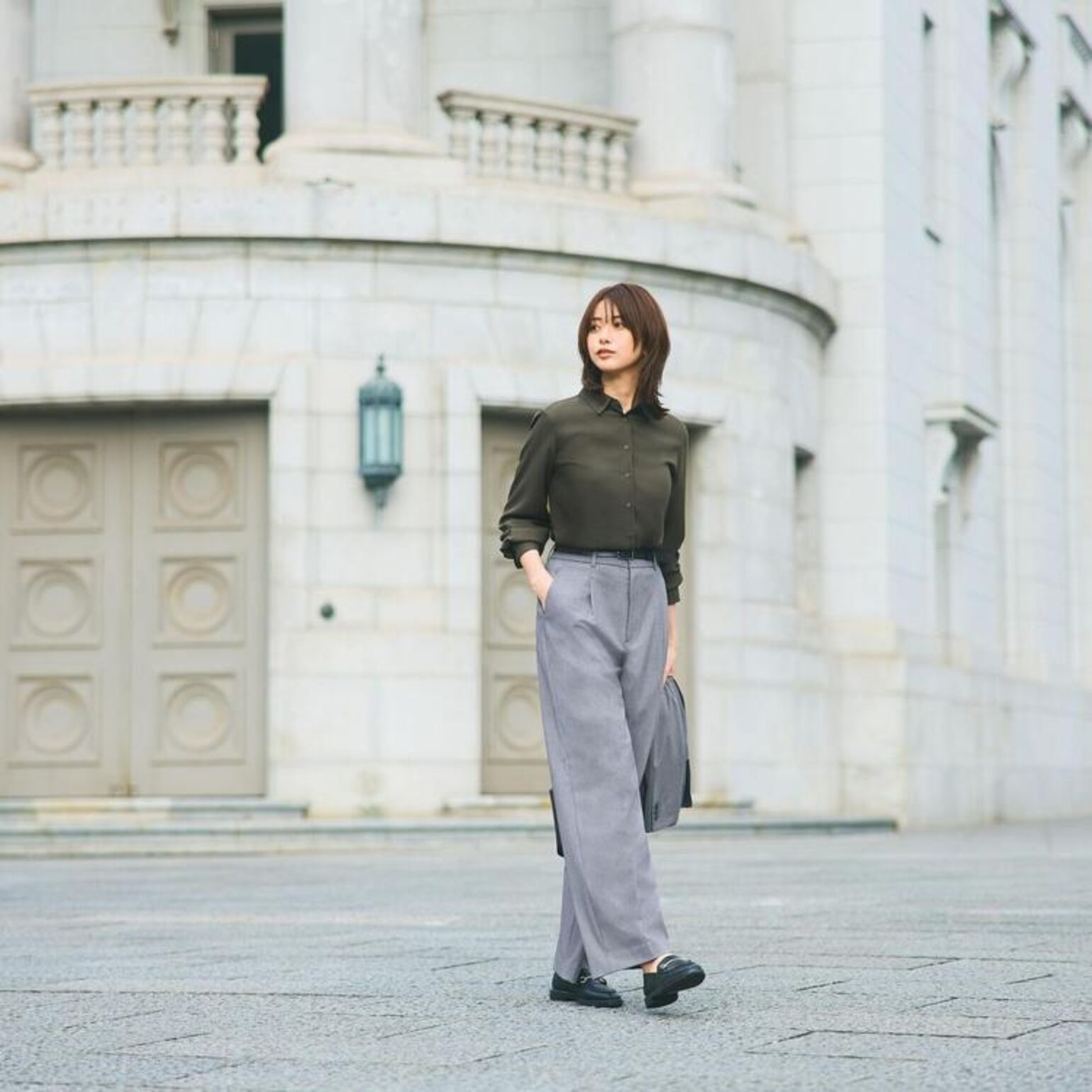 Sự kết hợp Quần Xếp Ly Ống Rộng  và Áo Kiểu Vải Rayon đem lại sự hiện đại, thanh lịch 