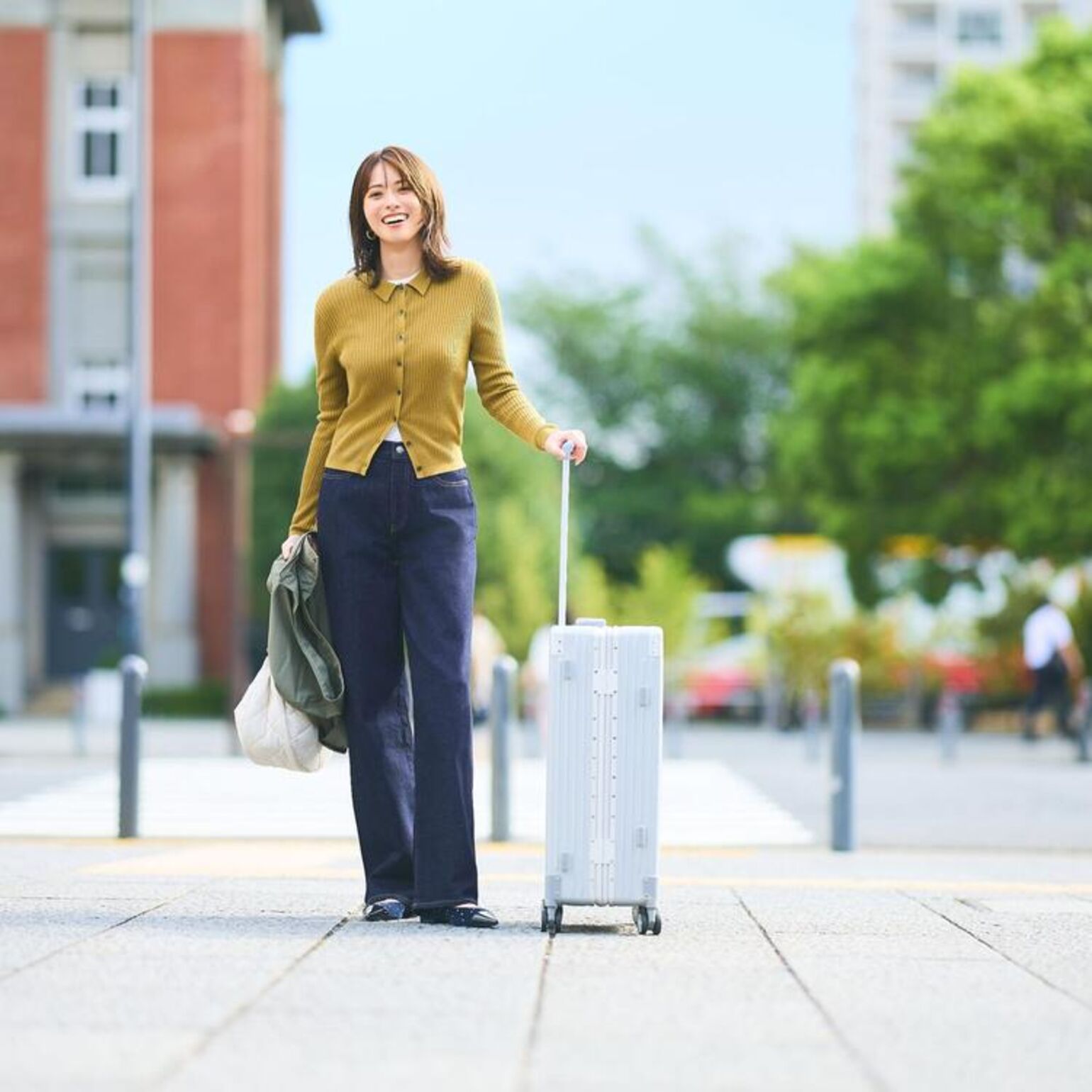 Cách phối đồ với Quần Jeans Ống Suông Dáng Rộng và Áo Polo Cardigan Len Merino năng động, trẻ trung