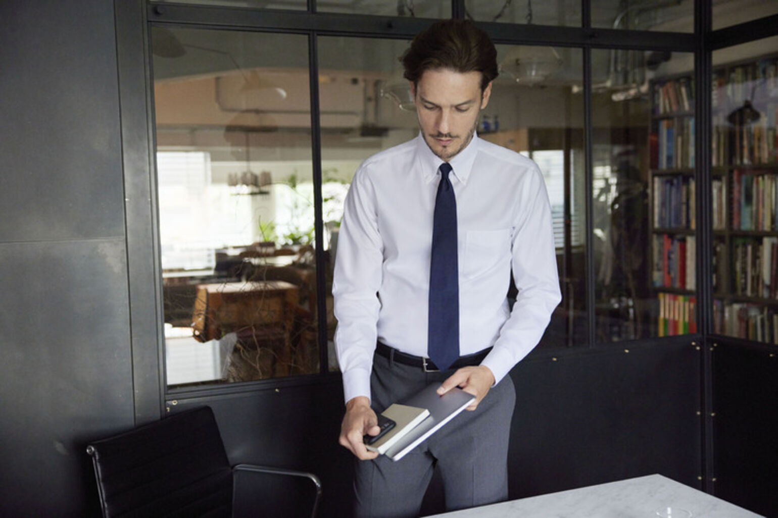 Phối đồ với quần ống rộng nam và áo sơ mi trắng nổi bật và cuốn hút