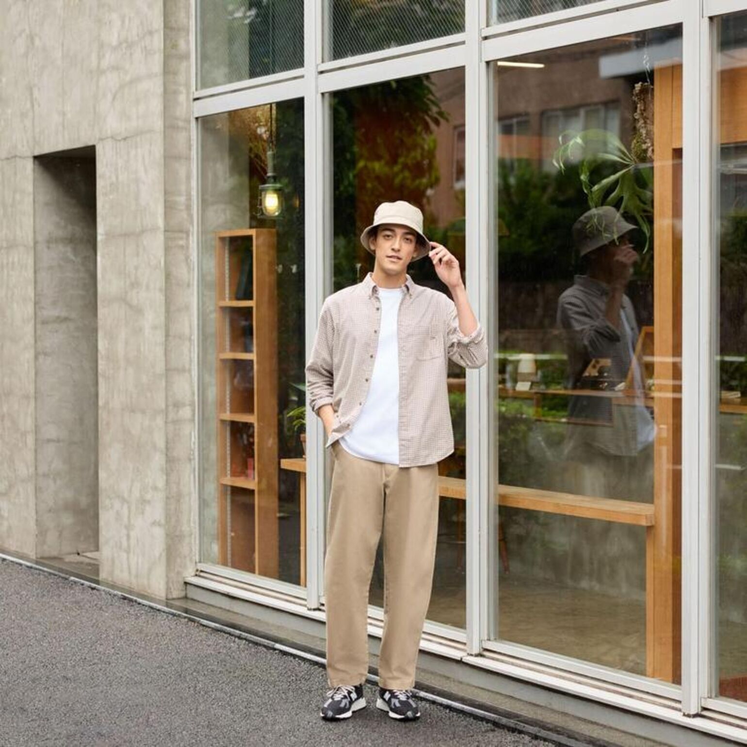 Phối đồ quần ống rộng nam với áo sơ mi họa tiết và áo thun trơn màu vừa cá tính, vừa thời trang