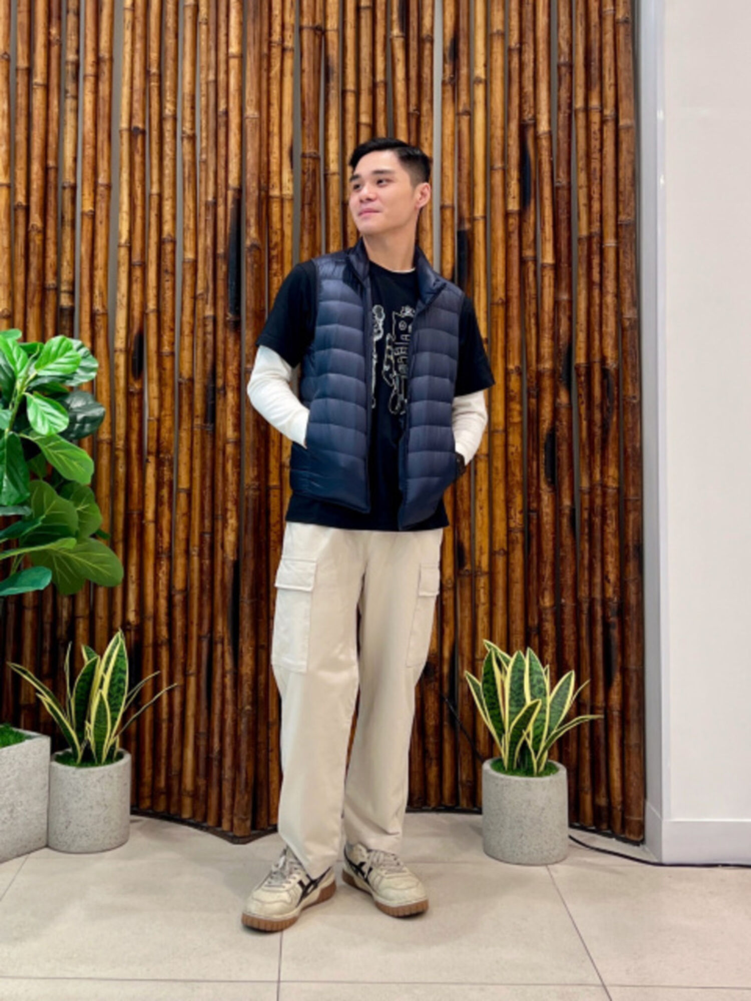 Phối đồ quần ống rộng nam với áo thun và áo gile giúp bộ trang phục có chiều sâu và ấn tượng hơn