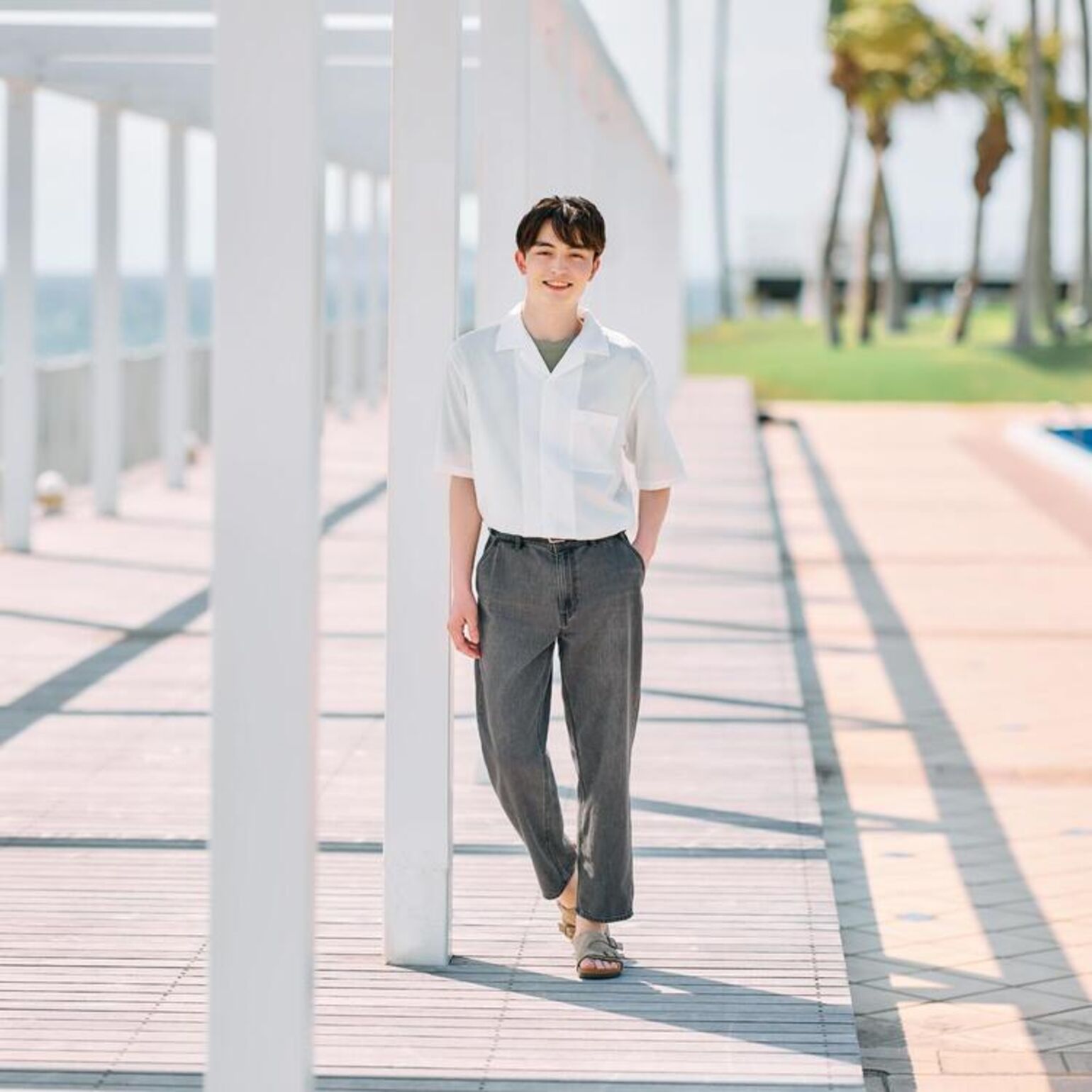 Phối đồ với quần ống rộng nam và áo sơ mi tay ngắn thanh lịch và thoải mái