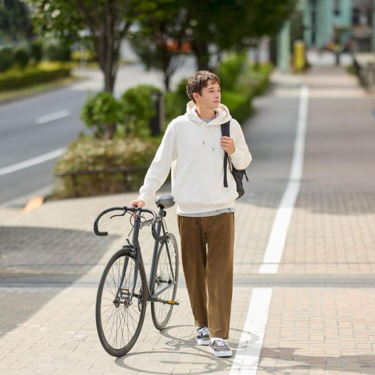 Phối đồ với quần ống rộng nam và áo hoodie tạo nên sự thoải mái nhưng không kém phần thời trang